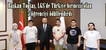 Başkan Toptaş, LGS’de Türkiye birincisi olan 5 öğrenciyi ödüllendirdi.