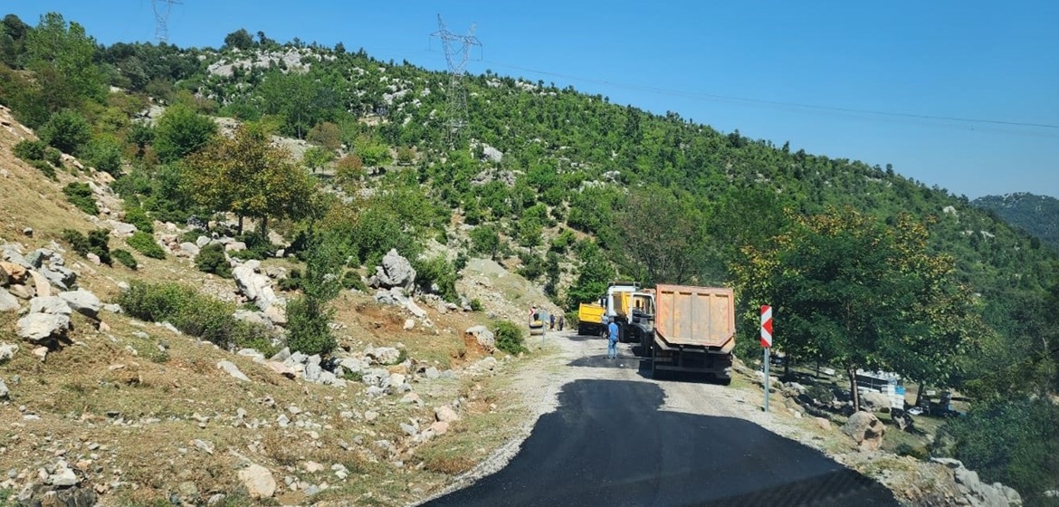 Büyükşehir, Andırın Kırsalında 8 Mahallenin Daha Ulaşımını İyileştiriyor.